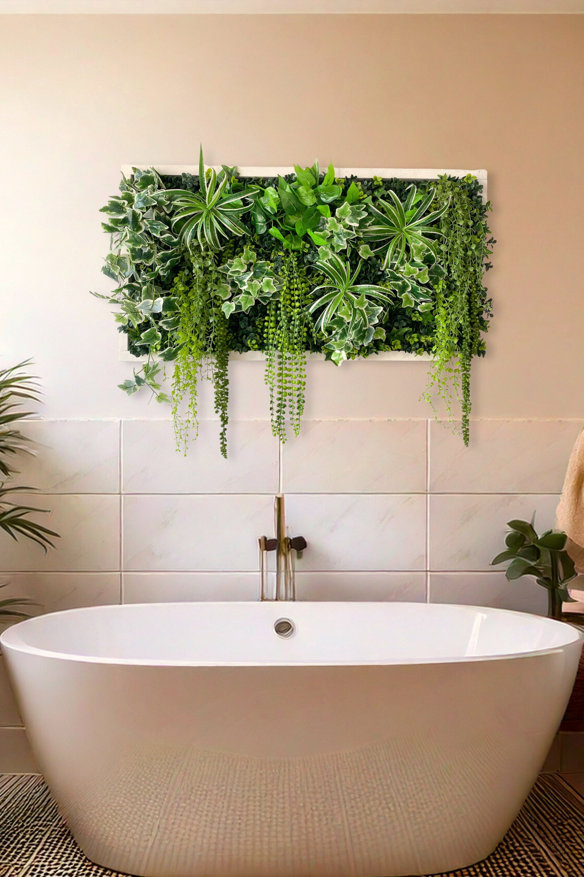 Rechteckiges Greendecors Pflanzenbild &quot;Bogotá&quot; mit hängenden Ranken über einer freistehenden weißen Badewanne in einem hellen, modernen Badezimmer, umgeben von dekorativen Zimmerpflanzen