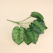 Künstliche Aglaonema mit herzförmigen Blättern und hellgrüner Marmorierung auf dunkelgrünem Grund. Die detailreiche Blattzeichnung und die natürliche Farbgebung verleihen der Blattschmuckpflanze eine realistische Optik. Dank der hochwertigen Verarbeitung und der formbaren Stiele eignet sich die Kunstpflanze ideal für Vasen, Gestecke, Pflanzenbilder und moderne Wohnraumdekorationen.