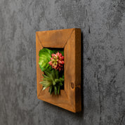 Tiny Frame Pflanzenbild mit künstl. Sukkulenten im braunen Holzrahmen vor Betonwand