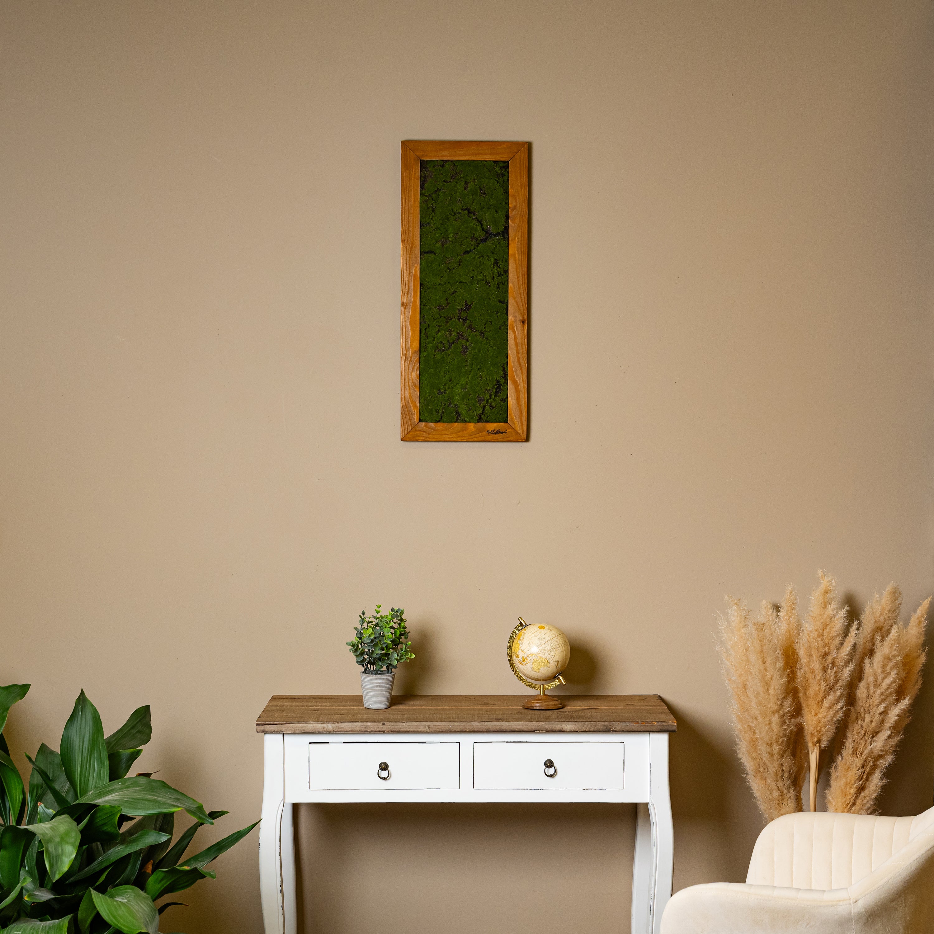 künstliches Moosbild in braunen Holzrahmen