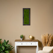 Schlankes Moosbild mit Anthraziten Holzrahmen, dekorativ über einem weißen Konsolentisch im modernen Wohnzimmer platziert