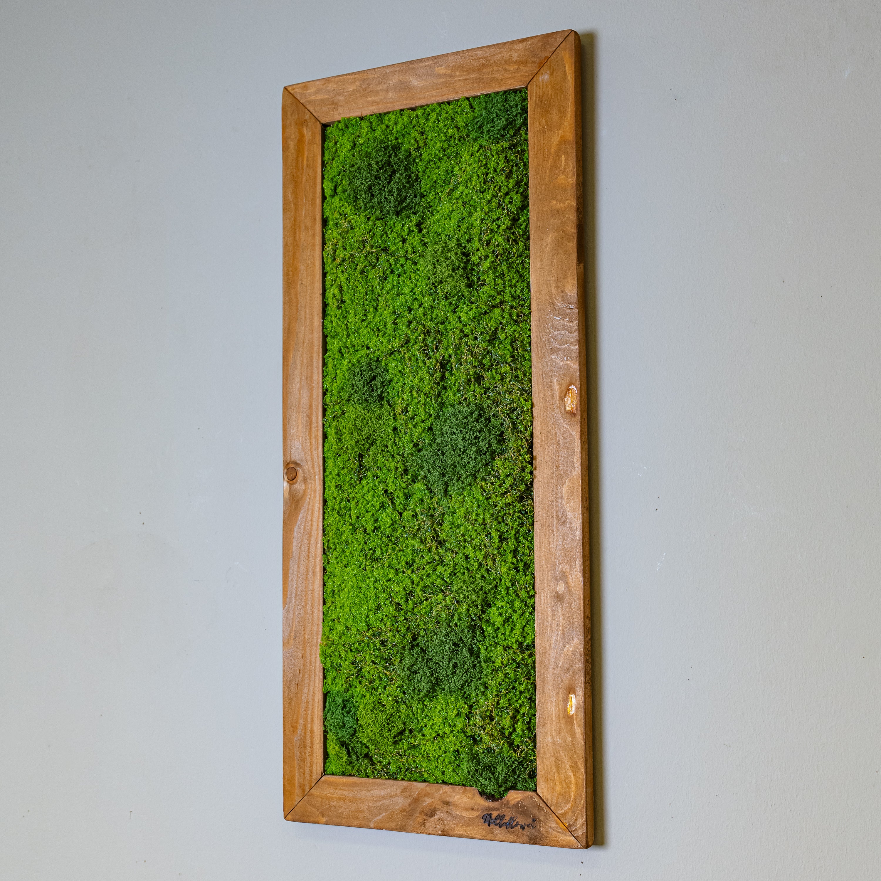 künstliches Moosbild in braunen Holzrahmen