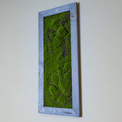 künstliches Moosbild von der Seite in aschgrauen Holzrahmen