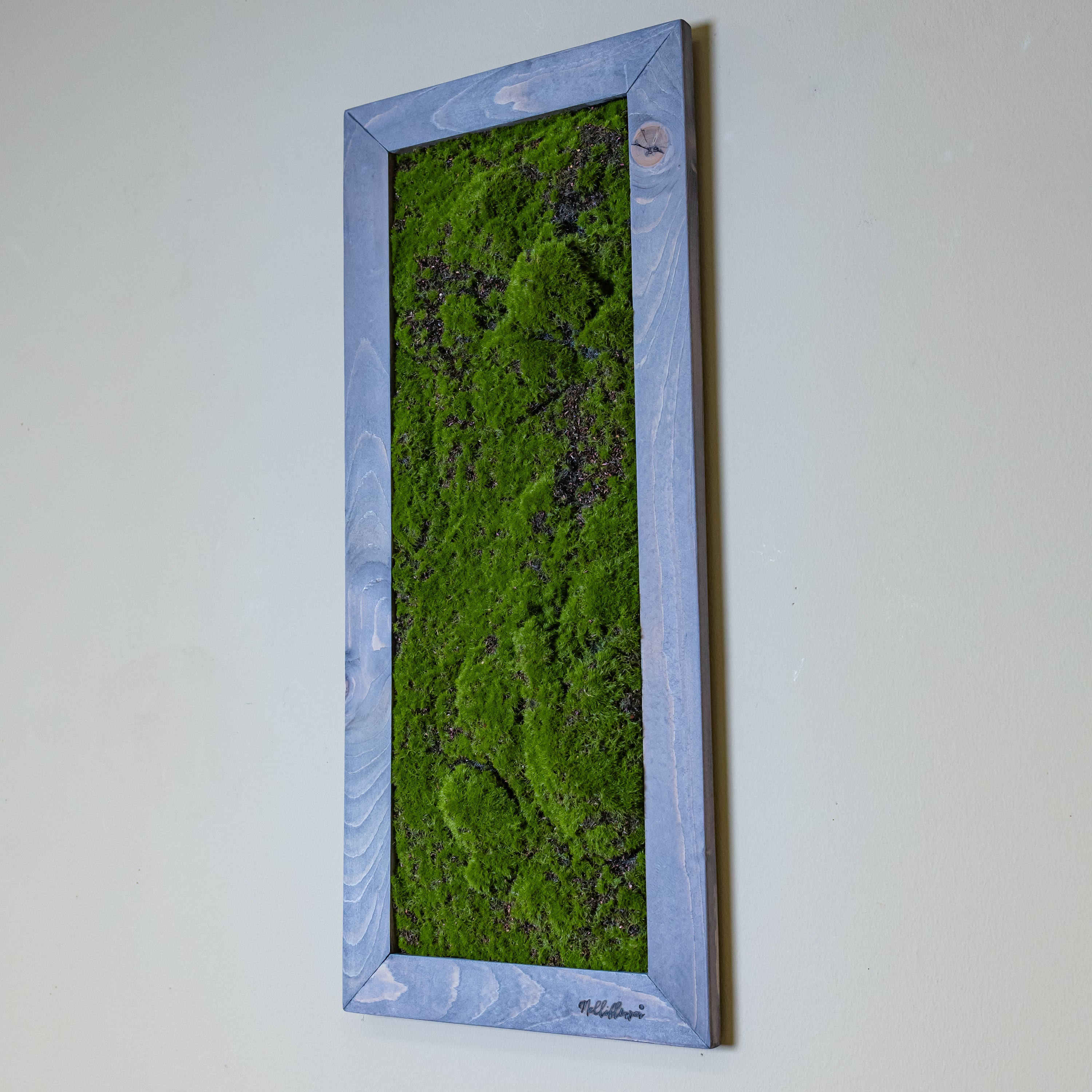 künstliches Moosbild von der Seite in aschgrauen Holzrahmen