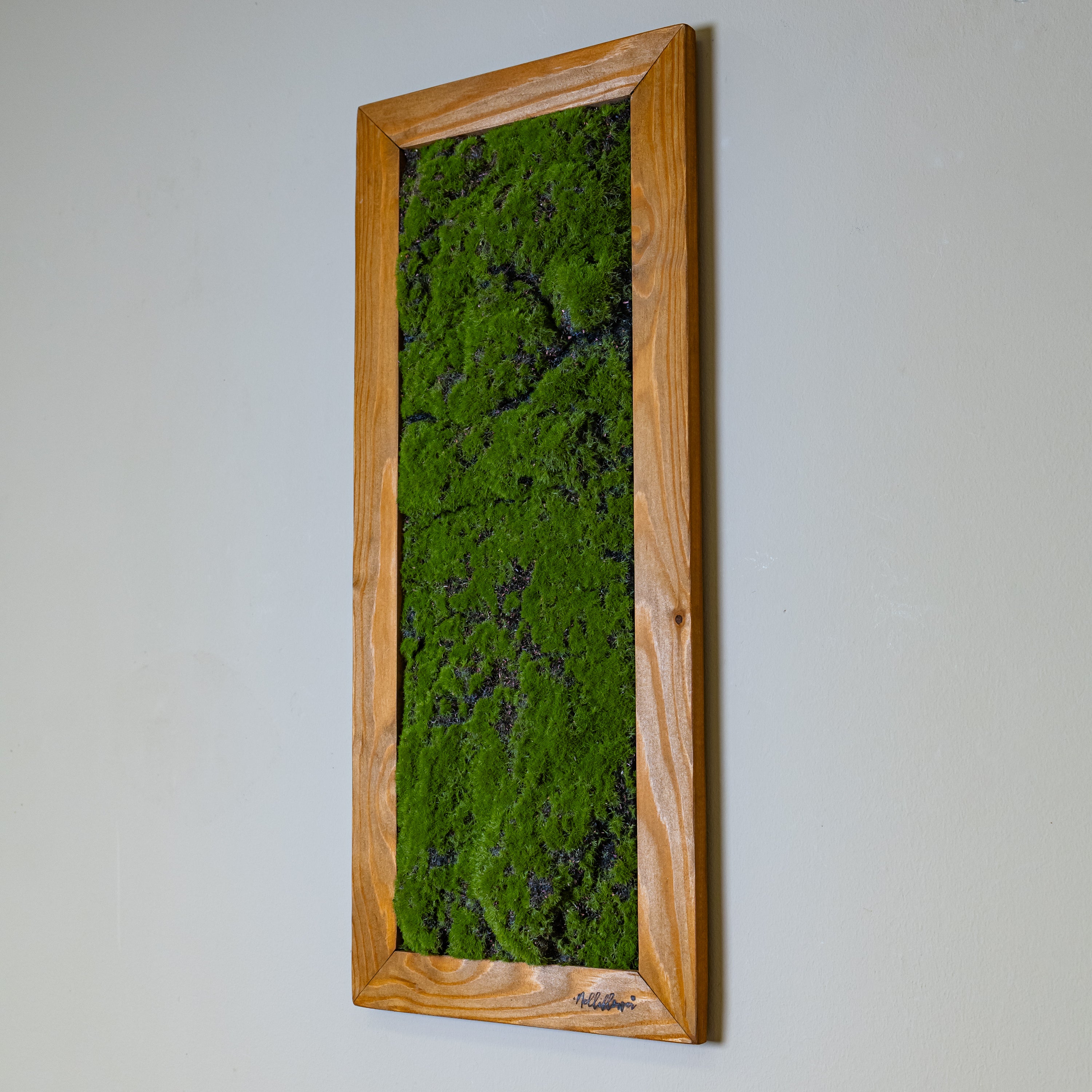 künstliches Moosbild in braunen Holzrahmen