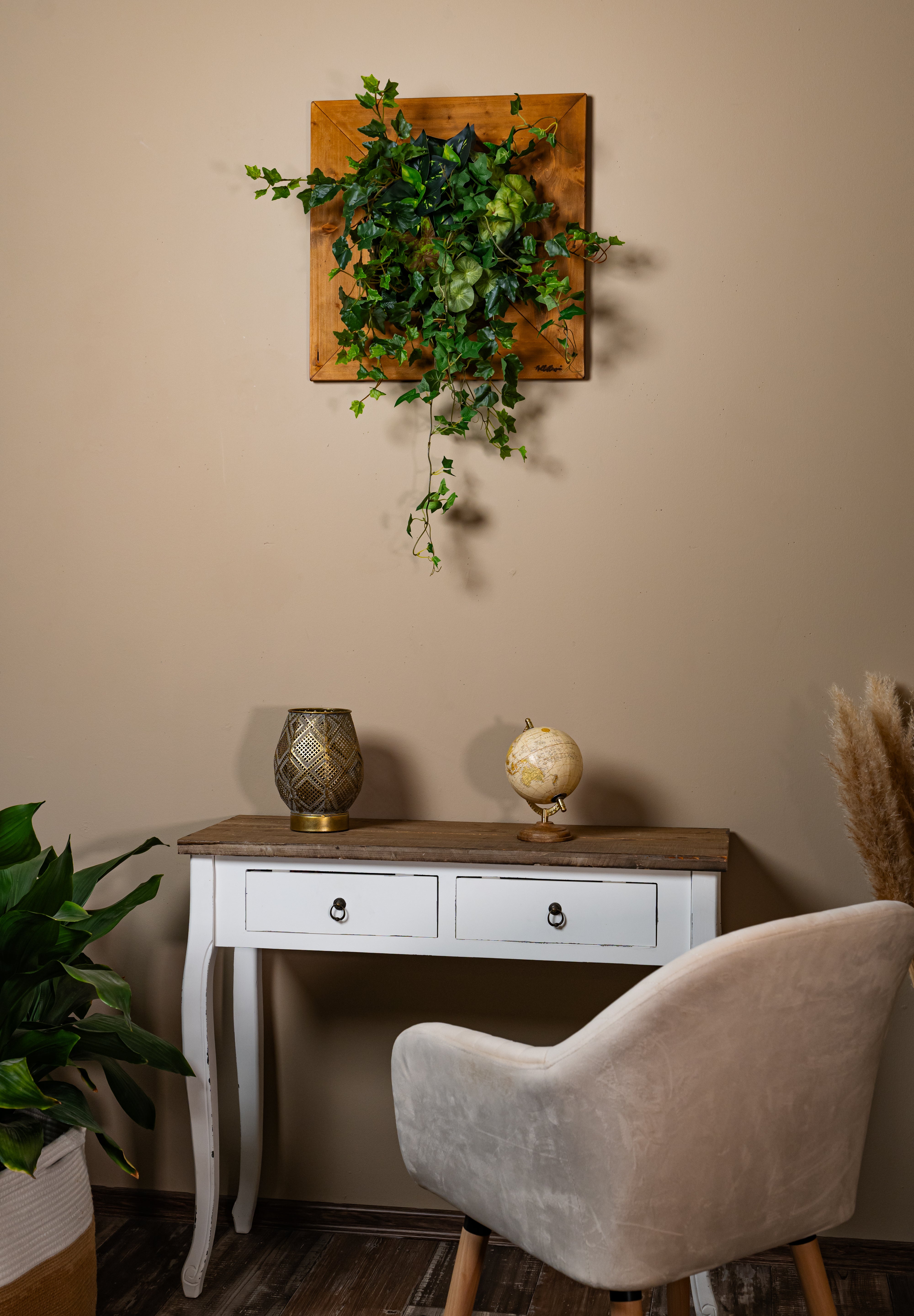 Plant Frame "Vinca" - Künstliches Pflanzenbild mit Efeu und Rankpflanzen im Holzrahmen, inspiriert vom europäischen Naturstil