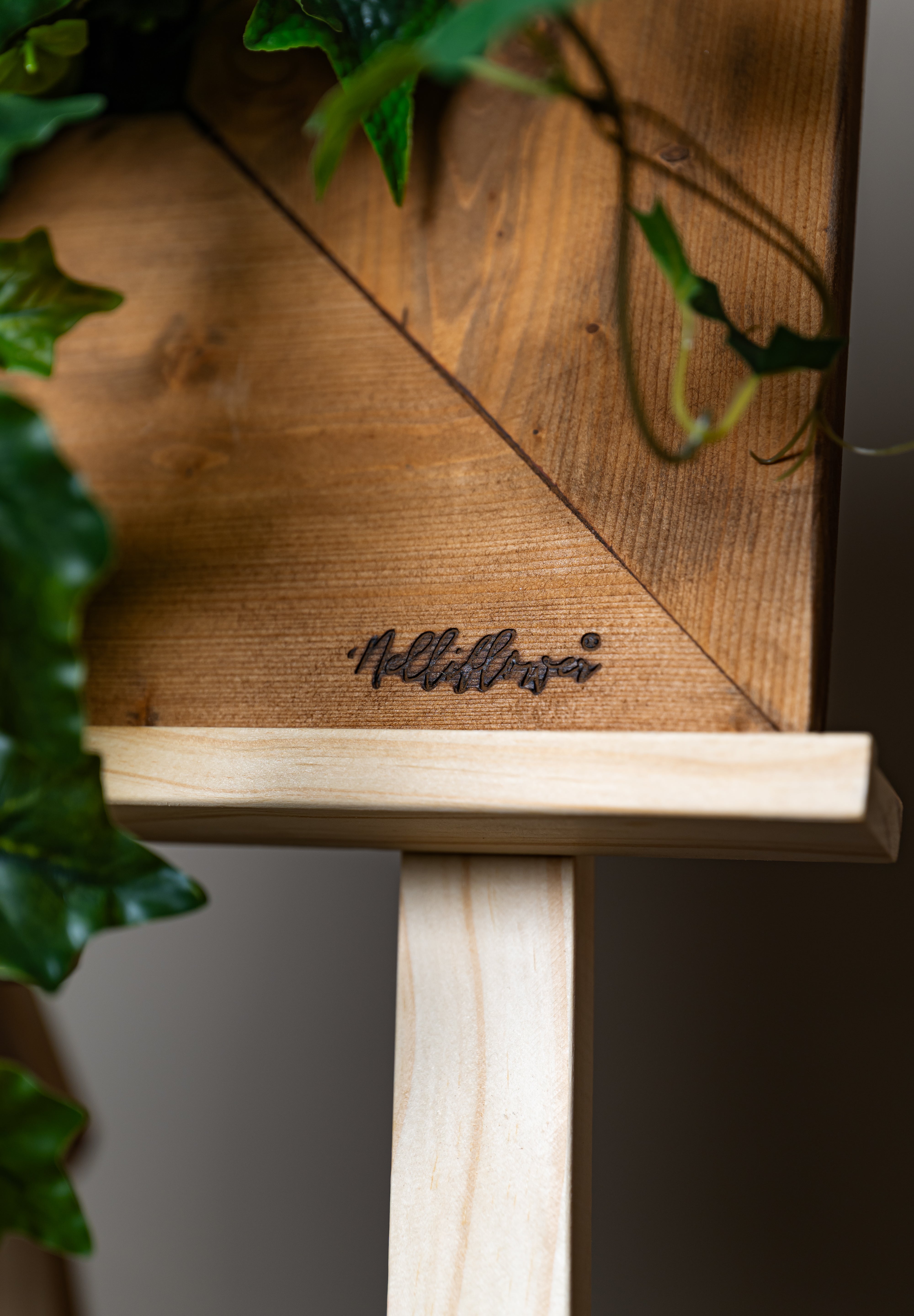 Plant Frame "Vinca" - Künstliches Pflanzenbild mit Efeu und Rankpflanzen im Holzrahmen, inspiriert vom europäischen Naturstil