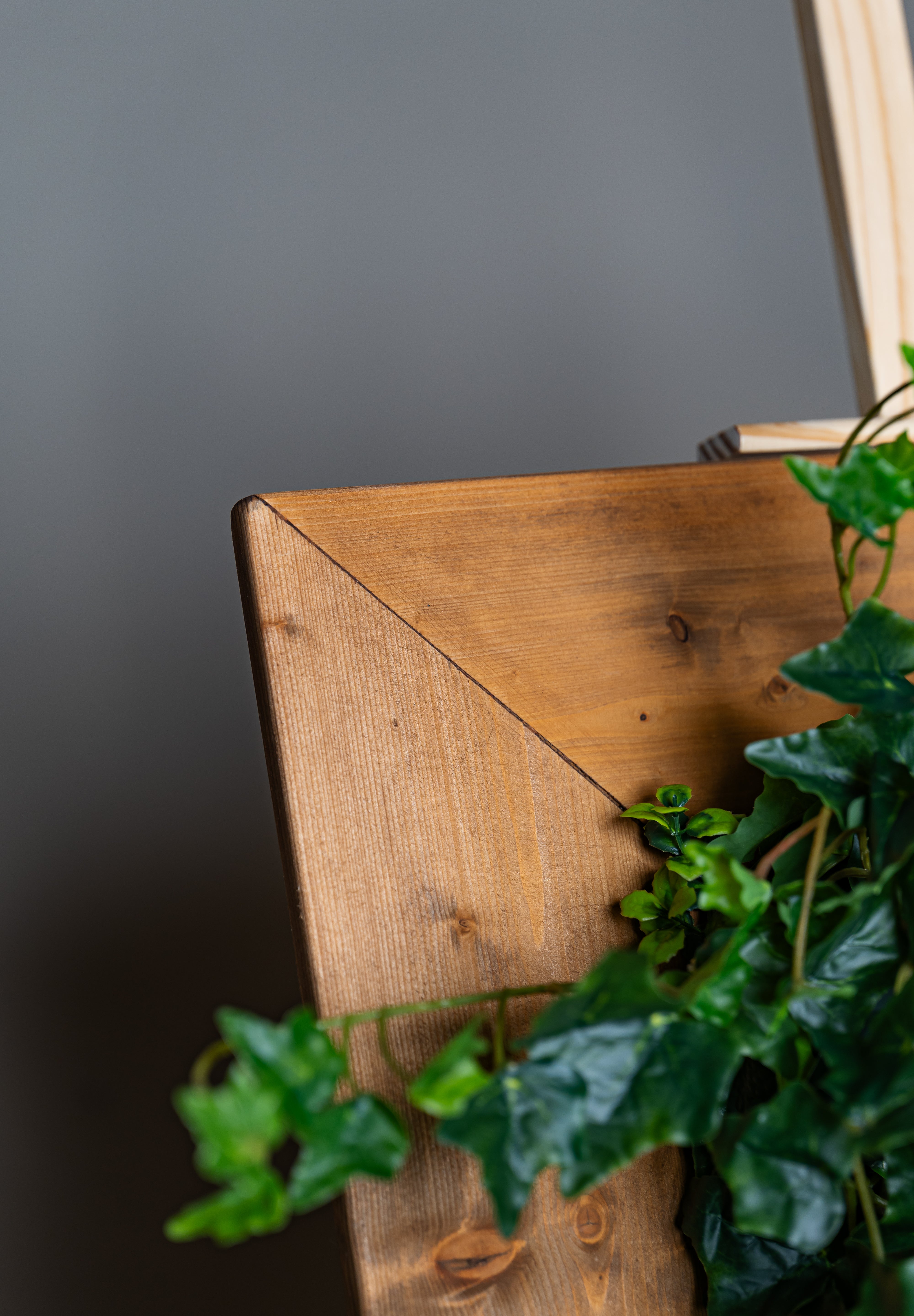 Plant Frame "Vinca" - Künstliches Pflanzenbild mit Efeu und Rankpflanzen im Holzrahmen, inspiriert vom europäischen Naturstil