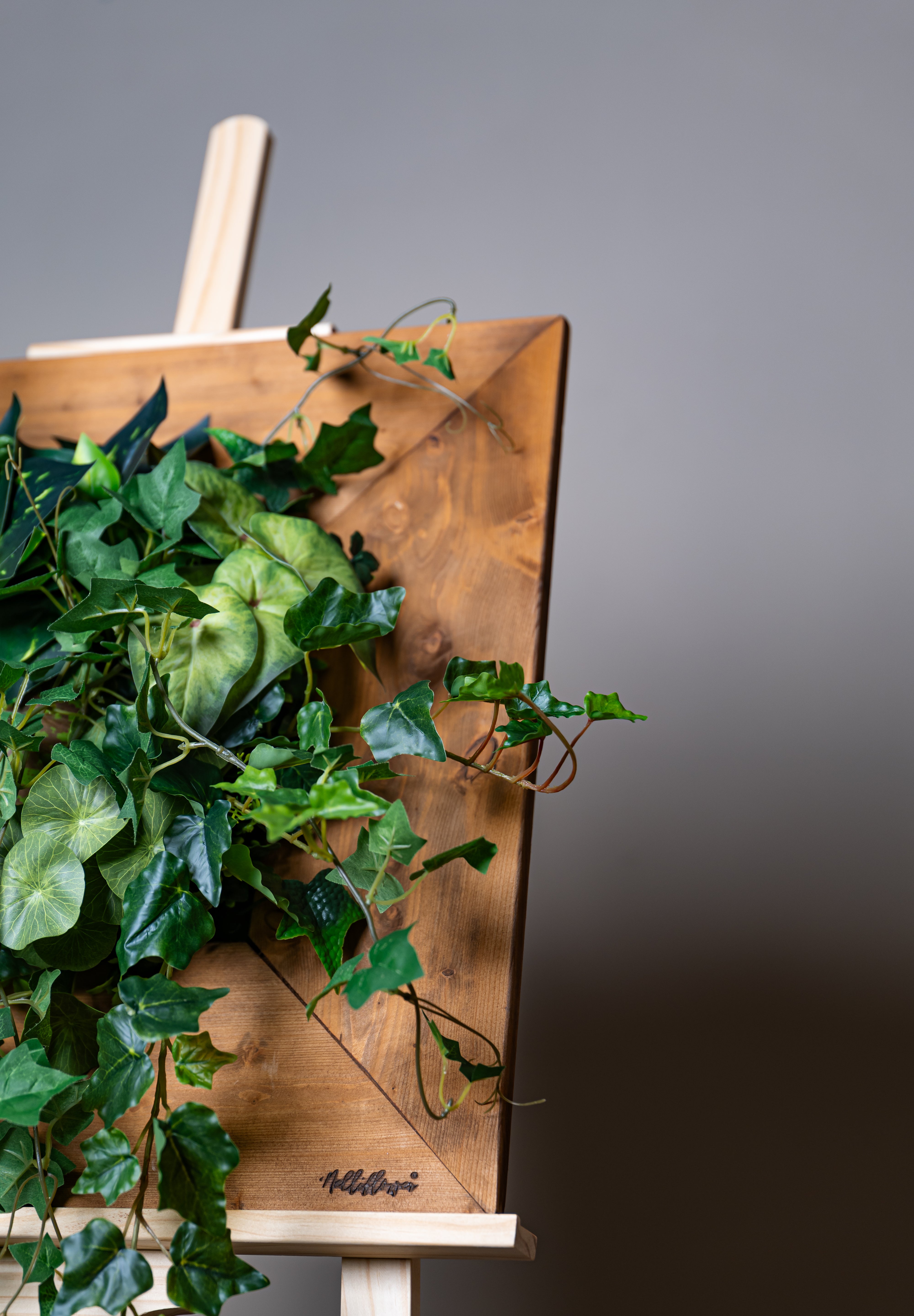 Plant Frame "Vinca" - Künstliches Pflanzenbild mit Efeu und Rankpflanzen im Holzrahmen, inspiriert vom europäischen Naturstil