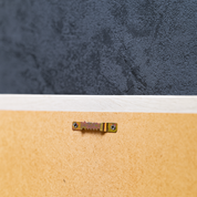 Rückansicht künsliches Moosbild in weißen Rahmen mit Wandaufhänger