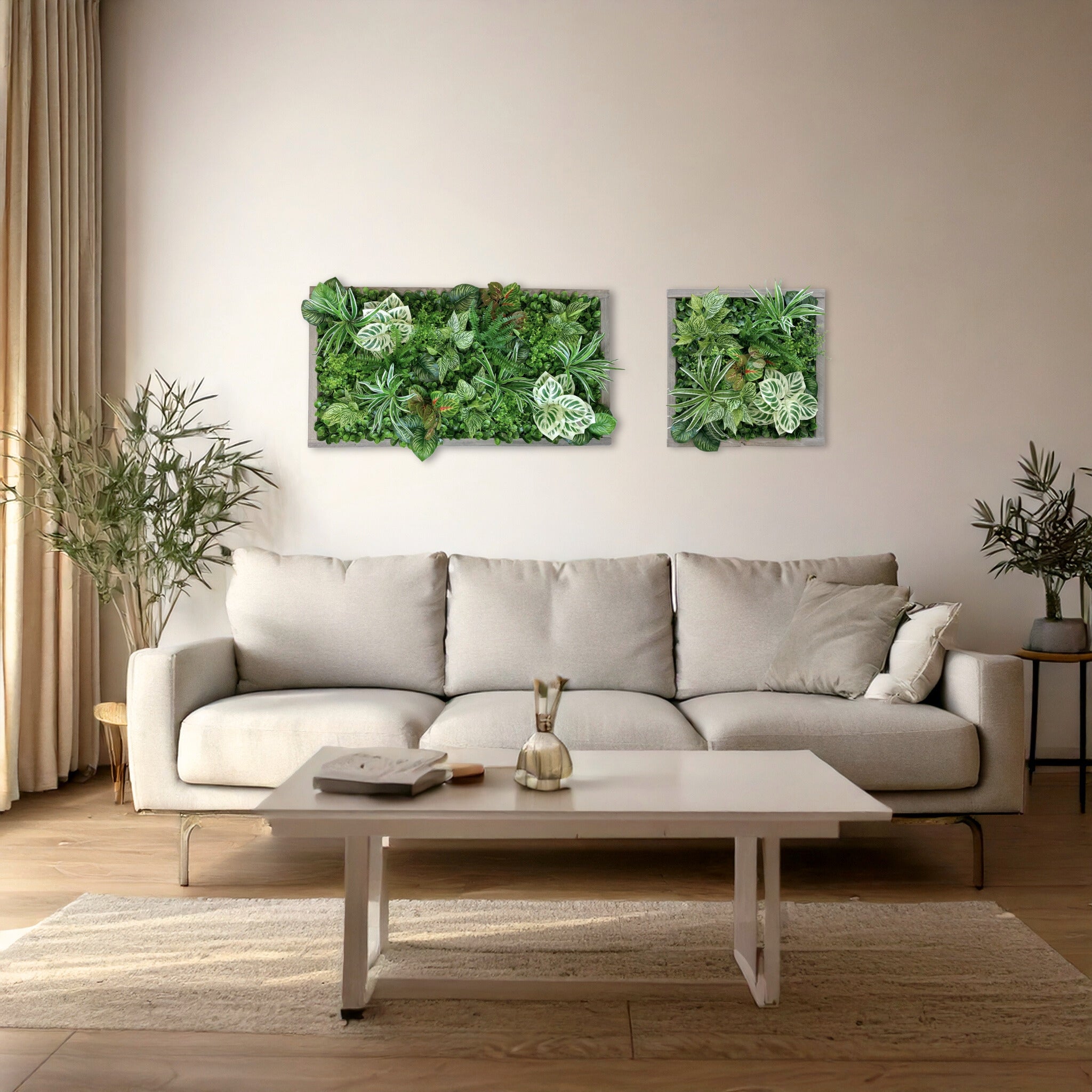 Zwei Greendecors Pflanzenbilder über beigem Sofa in Wohnzimmer. Ein rechteckiges und quadratisches Pflanzenbild als Wanddekoration.