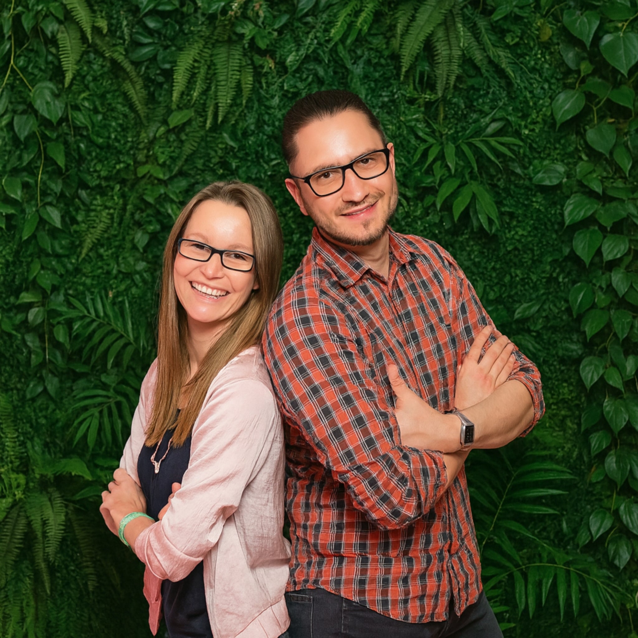 Teamfoto vor grüner Pflanzenwand, Gründerporträt Green Decor
