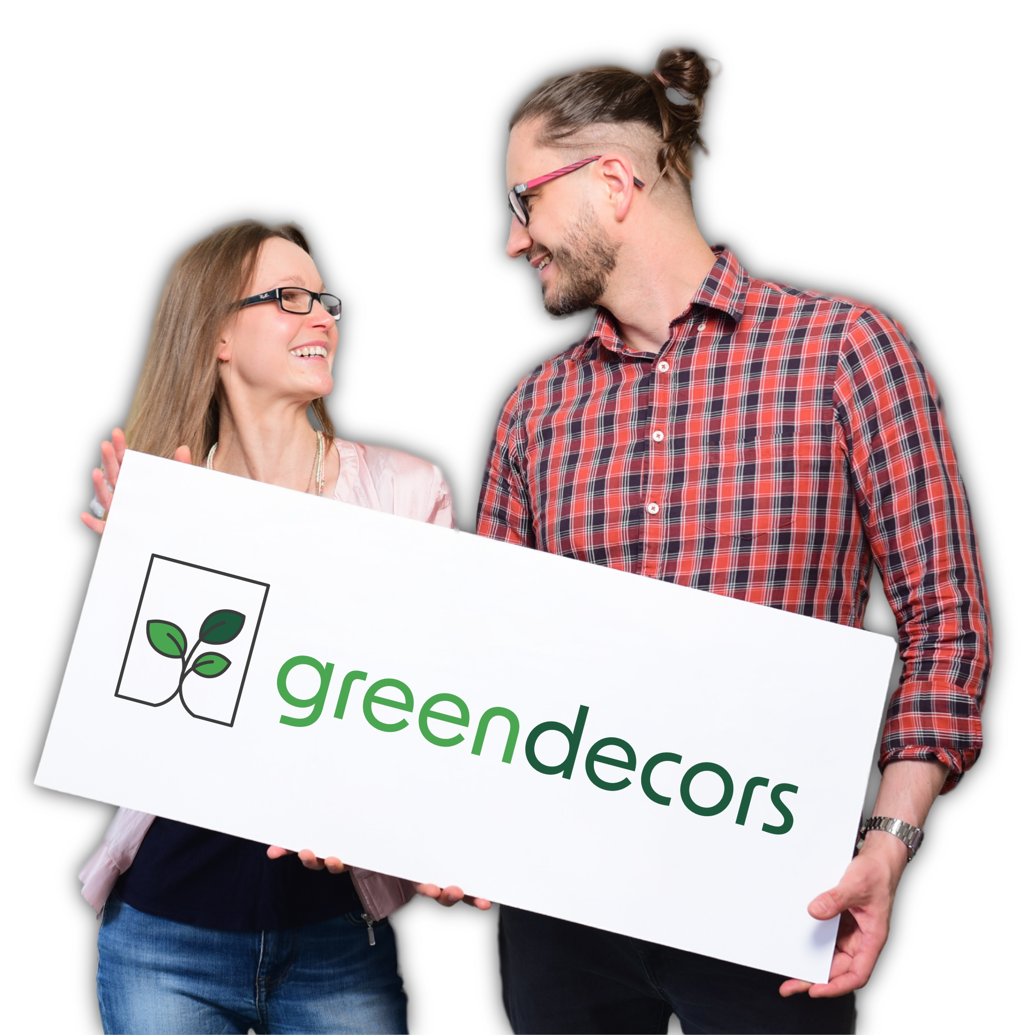 Zwei Personen posieren gemeinsam mit einem Greendecors-Logo vor hellem Hintergrund